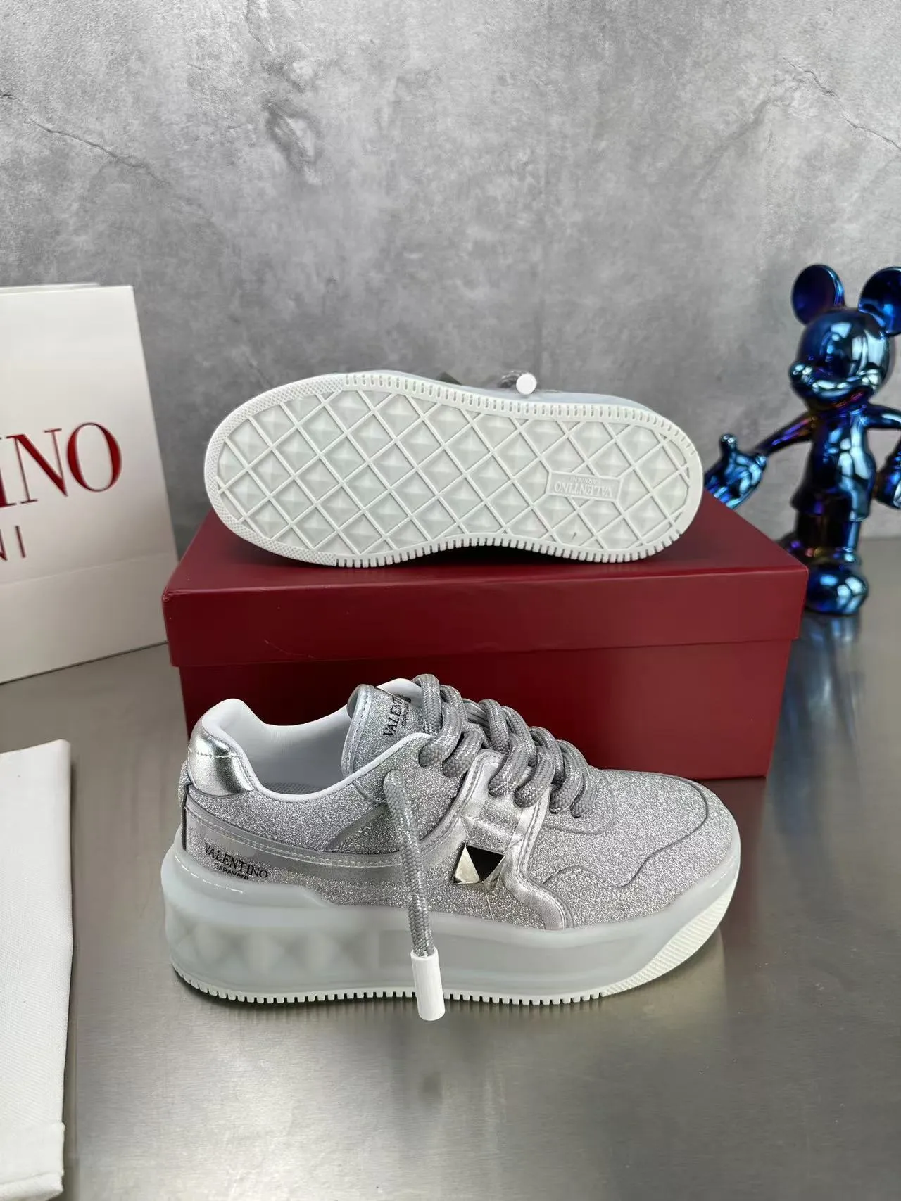 👟👟Ex-factory price 640👟👟 🔺Valentino🔺Valentino new casual shoes 2023 latest model hot style for catwalk couples, thick shoelaces, the same style as Elsa Hosk, Zhang Yixing, Guan Xiaotong and many other stars 🔥 Top version + lasting process, full oil edge on the upper. Fabric: Customized cowhide + cowhide lining with breathable mesh. Outsole: original molded TPU thickened outsole. Size for women is 35-40. Men’s size is 39-45.